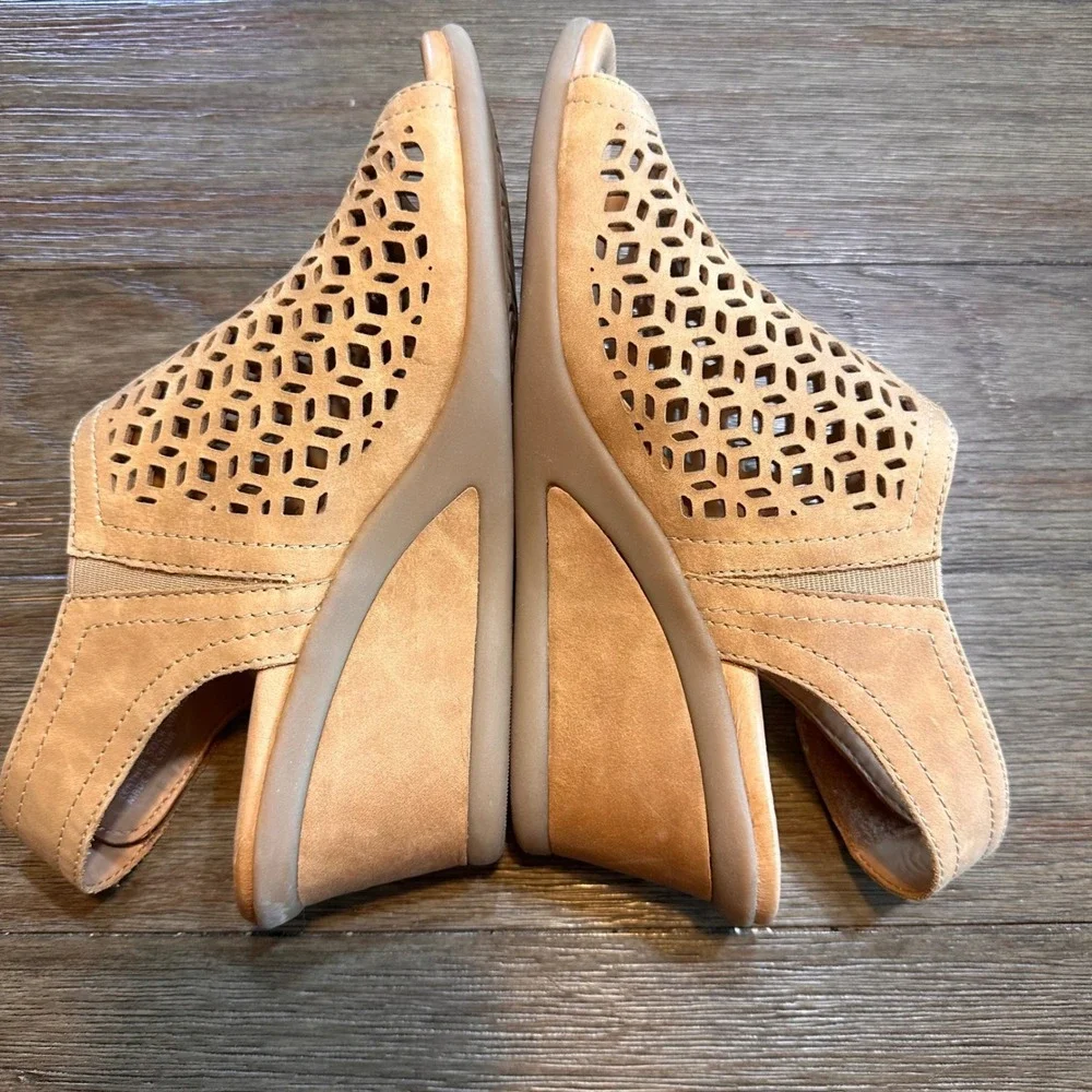 Earth‎ Origins Cascade Camel Wedge Sandals Leather Tan Cutout Ankle Strap 9B